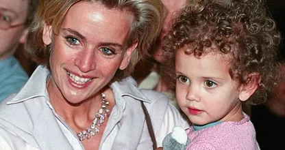 WOW: Zó ziet de dochter van Daphne Deckers en nu uit en ZO zag Daphne er als tiener uit! Twee druppels water!