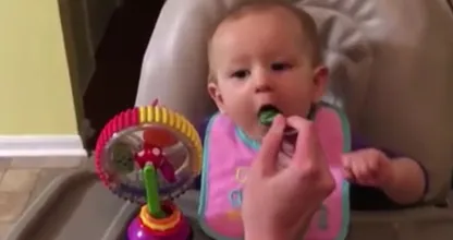 Dieses kleine Kind probiert zum ersten Mal Brokkoli und weiß nicht wie ihr geschieht. So niedlich!