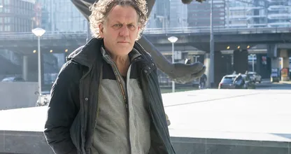 Kees van der Spek wordt slachtoffer van zakkenrollers in Wie is de Mol?