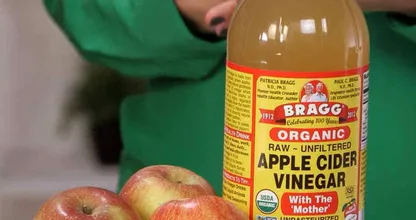 Ella sumerge sus pies en vinagre de manzana. Esto suena extraño, pero espera hasta que veas para qué sirve