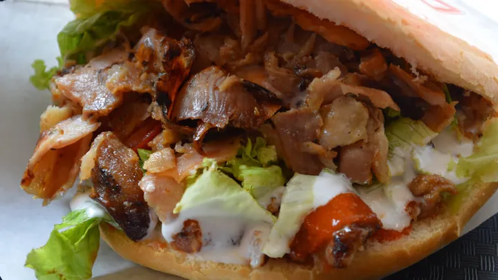 Eet jij wel eens een broodje kebab? Dan word je hier echt niet vrolijk van.. Bah wat vies!