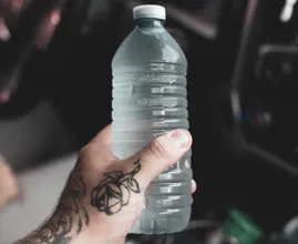 Come ridurre significativamente il consumo di acqua con una bottiglia di plastica
