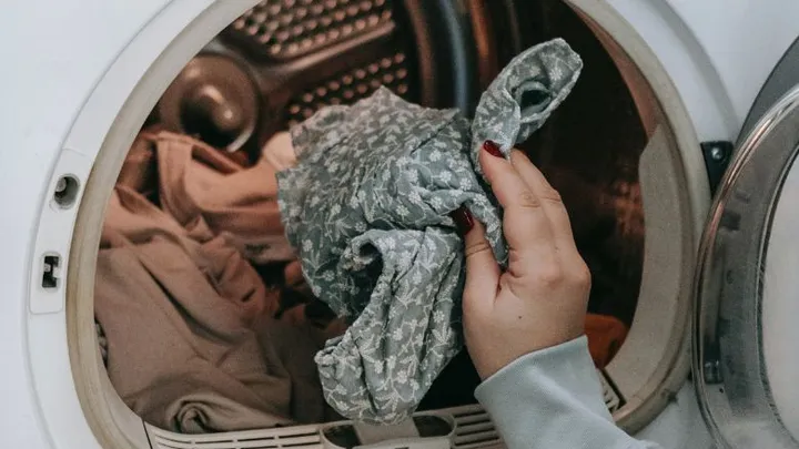 Zo vaak moet je je kleding écht wassen