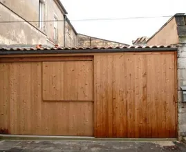 Vous pensez que c'est un garage ordinaire, jusqu'à ce que vous voyiez l'intérieur !