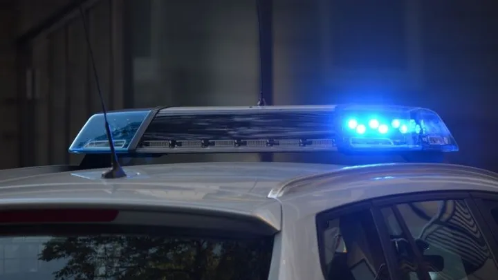 Un ragazzo chiama la polizia dopo aver ripescato una vecchia borsa dall'acqua e averci guardato dentro
