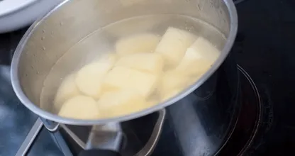 Handig: op déze manier kook je aardappelen twee keer zo snel gaar!