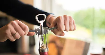 4 manieren om je wijnfles te openen zonder kurkentrekker