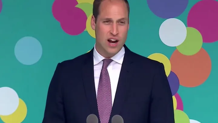 Prins William verrast fans die prinses Diana herdenken bij Kensington Palace