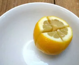 Corte um limão e coloque ao lado da sua cama. Por quê? Todos deveriam tentar isso!