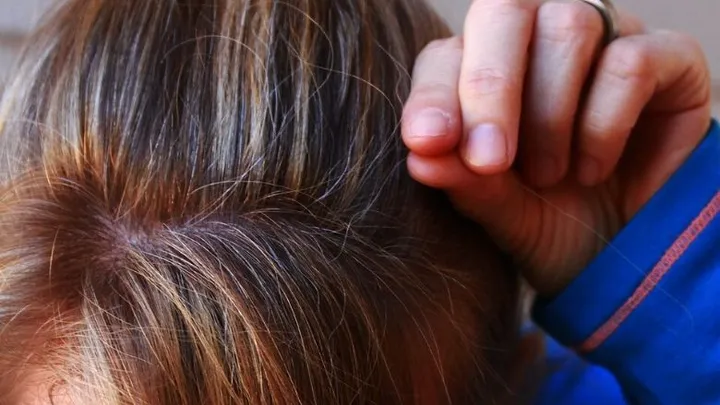 Onderzoek wijst uit: grijs haar kan veroorzaakt worden door stress