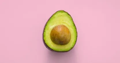 Handig: zó verwijder je de pit uit een avocado zonder mes