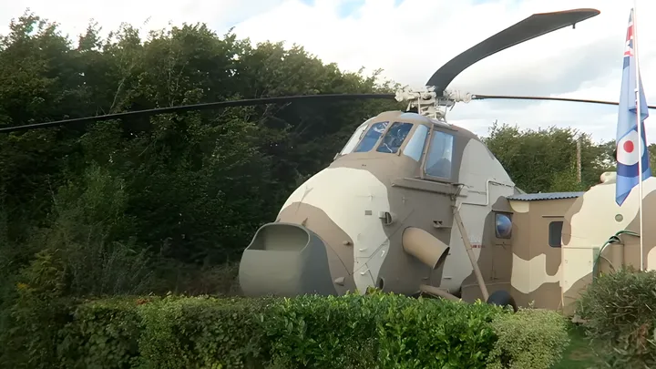 ¡Esta familia vive en un helicóptero! ¡Visita su asombrosa conversión en un hogar aéreo!