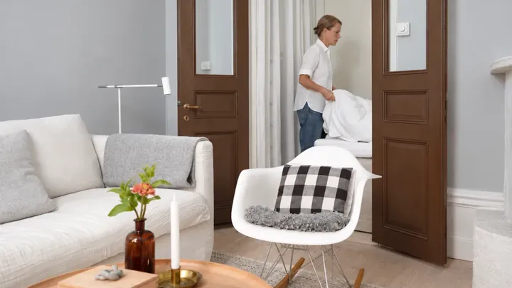 Warum diese 61-jährige Frau in einem Schrank schläft – Werfen Sie einen Blick in ihr umstrittenes Schlafzimmer