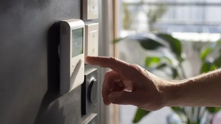 Thermostaat ’s nachts lager zetten bespaart geld, maar volgens experts is deze instelling nog voordeliger