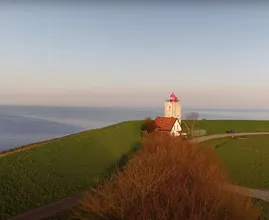 Zien: deze bijzondere woning heeft een vuurtoren in de achtertuin