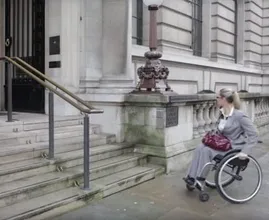 Deze dame in een rolstoel kon de trap niet op, maar kijk wat er gebeurt als ze op de knop drukt