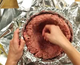 Gebe ein wenig Hackfleisch in eine Schüssel die mit Aluminium ausgelegt ist und kreiere so DIESE saftig leckere Mahlzeit!