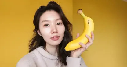 이 여성은 매일 바나나 껍질을 얼굴에 문지르는데 그 이유는 바로 이와 같습니다!