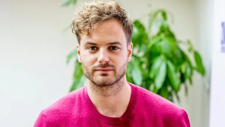 Jim Bakkum zet bijzondere tatoeage voor dochter Molly