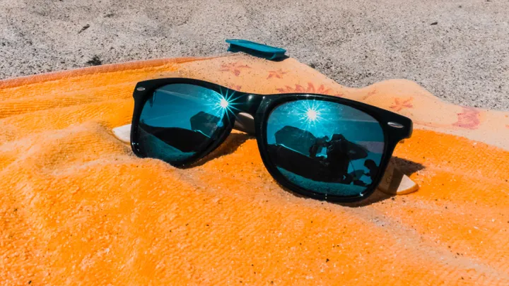 Voor op het strand: met deze lifehacks 'verstop' jij je waardevolle spullen