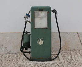 Averigua: ¿puedes poner gasolina en tu coche mientras está encendido?