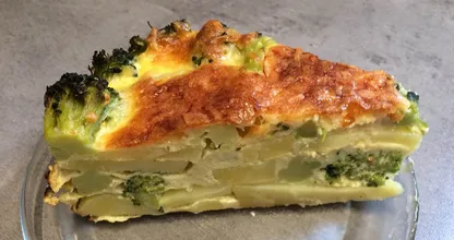 Lecker, gesund und schon innerhalb einer 30 Minuten fertig: herzhafte Torte mit Brokkoli und Kartoffeln.