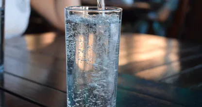 Dit is waarom je geen koolzuurhoudend water moet drinken als je wilt afvallen