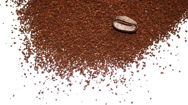 Él pone café en el jardín y lo quema. Debes echar un vistazo a lo que sucede.