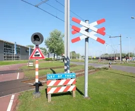 Aanrijding op onbewaakte spoorwegovergang in Friesland: twee doden