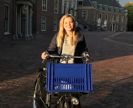 Spannend: prinses Ariane op de fiets naar school op eerste dag in brugklas