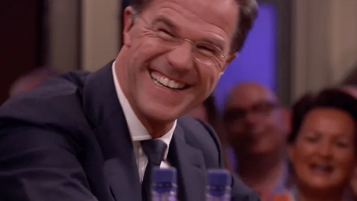 Mark Rutte ligt helemaal slap in RTL Late Night als Jan Jaap van der Wal hem onder handen neemt.. Dit MOET je zien!