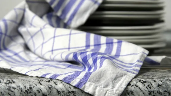 ¿Simplemente arrojas tus trapos de la cocina en la ropa normal? Entonces léelo