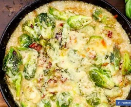 Rezept: Rosenkohl mit Speck und knusprig sahniger Käsesoße.