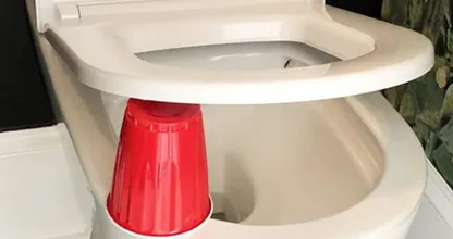 Pourquoi les gens placent un gobelet rouge sous leur siège de toilettes la nuit (et pourquoi vous devriez faire de même)