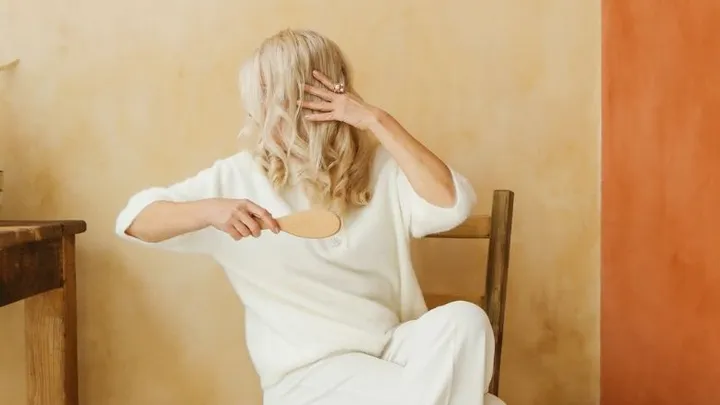 Kan stress daadwerkelijk voor grijze haren zorgen?