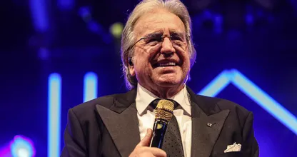 Enorme tegenslag voor Lee Towers, zanger breekt heup