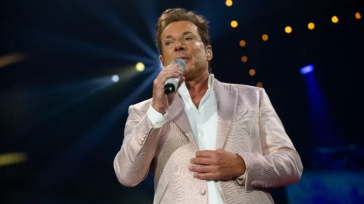 Gerard Joling met longontsteking in het ziekenhuis: ‘De pijn is niet normaal’