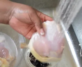 ‘Vous devez laver le poulet cru avant de le cuisiner’ : vrai ou faux ? Nous avons la réponse !