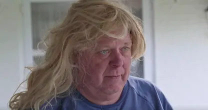 Kijkers gieren het uit om Peter Gillis met lange blonde lokken
