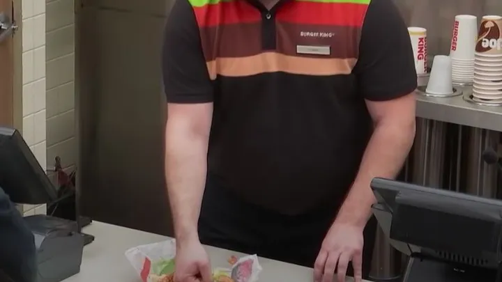 Adolescentes praticam bullying contra garoto no Burger King e não percebem o homem no banco