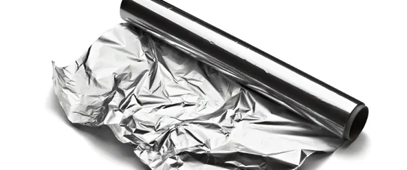 Envuelve tus pies en papel aluminio