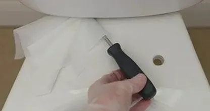 Esta es la razón por la que deberías deslizar un destornillador debajo del asiento del inodoro