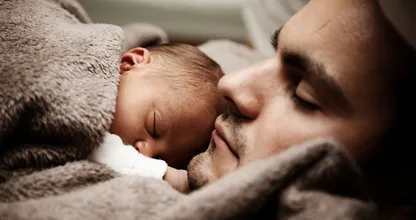Das wussten wir auch noch nicht: es gibt einen Grund warum Babys zuerst 'Papa' und nicht 'Mama' sagen