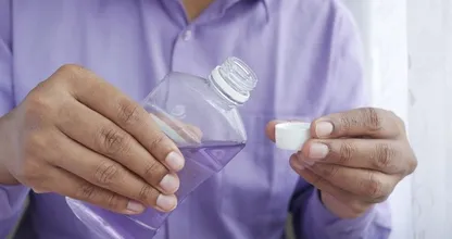 Dit is waarom je niet met mondwater moet spoelen na het tandenpoetsen