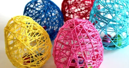Sie steckt Schoko-Eier in einen Luftballon und das kommt dabei raus! Eine Osterdeko zum nachbasteln!