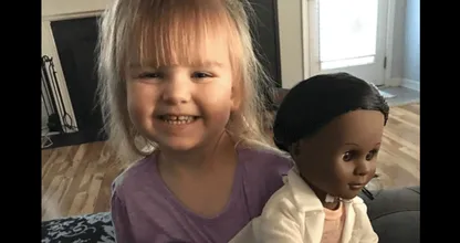 Sophia (2) maakt korte metten met de vraag of ze niet liever een pop 'in haar eigen huidskleur' wil... Inspirerend!