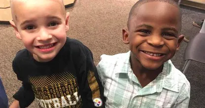 Jax (5) möchte den gleichen Haarschnitt wie sein Freund haben: "dann kann unsere Lehrerin uns nicht auseinanderhalten!"