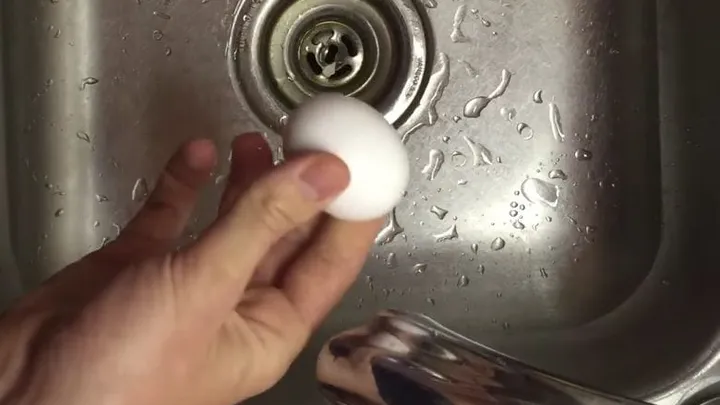 Er schält ein hart gekochtes Ei in nur drei Sekunden – das kannst du auch! Dieser Trick ist super!