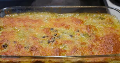 Dieser cremige Lauch-Kartoffelauflauf ist köstlich und noch dazu einfach! Was will man mehr?