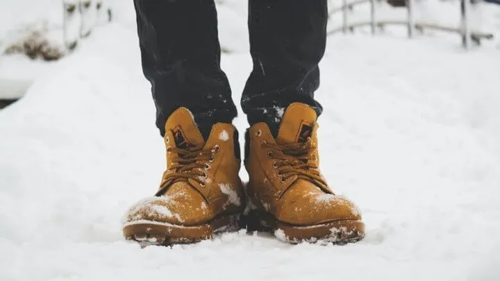 Questo semplice trucco impedirà ai tuoi piedi di diventare freddi mentre indossi le scarpe